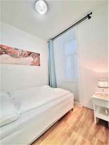 a bedroom with a bed and a window at Herzlich Willkommen - Küss die Hand 4 in Vienna
