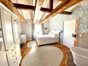 1 dormitorio con 1 cama y baño con alfombra en Villa B das zauberhafte Chalet, en Vetschau