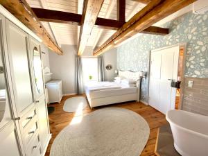 a bedroom with a bed and a bathroom with a rug at Villa B das zauberhafte Chalet in Vetschau