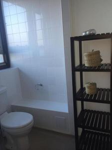 3 bedroom flat in Maida Vale في لندن: حمام ابيض مع مرحاض ودش