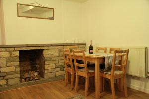 ein Esszimmer mit einem Tisch, Stühlen und einem Kamin in der Unterkunft 3 bedroom flat in Maida Vale in London