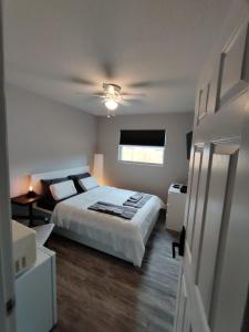 a bedroom with a bed and a ceiling fan at Roosevelt Inn in Jacksonville