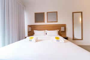 Kama o mga kama sa kuwarto sa Azuri Beach suites by Fabular villas & Hotels