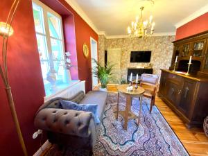 a living room with a couch and a table at Villa B das zauberhafte Chalet in Vetschau