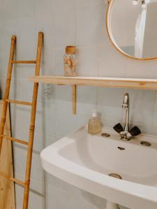 a bathroom with a sink and a mirror at Maison de village dans le Luberon in Oppedette