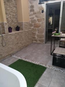 uma casa de banho com banheira e relva verde em Landscape Benveniste em Palenzuela