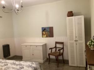 a room with a chair and a table and a desk at Elportal in Alta Gracia