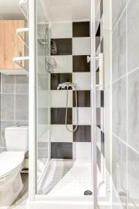 eine Dusche mit Glastür im Bad in der Unterkunft Le petit rubis d'Ouveillan in Ouveillan