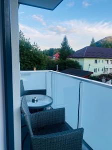 eine Terrasse mit 2 Stühlen und einem Tisch auf dem Balkon in der Unterkunft Luxury Prince in Câmpulung Moldovenesc