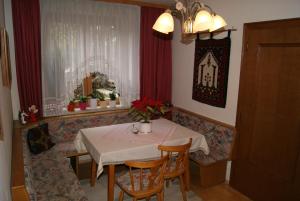 a dining room with a table and chairs and a window at Gästehaus Lackner in Rennweg