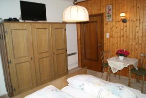 a living room with a couch and a table with a tv at Gästehaus Lackner in Rennweg