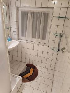 uma pequena casa de banho com um lavatório e um chuveiro em Ferienhaus am Rennsteig-Pension zur Wetterwarte em Brotterode