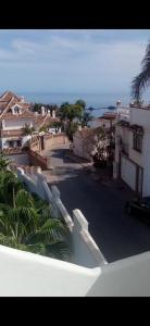 vistas a la calle desde el balcón de un edificio en MIRADOR DEL OLIVO BEACH, en Almuñécar