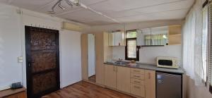 Η κουζίνα ή μικρή κουζίνα στο Bungalow GHP-B