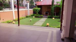 einen Innenhof mit einem Hof mit Bällen auf dem Rasen in der Unterkunft Hôtel victoria in Brazzaville
