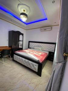a bedroom with a bed and a table in it at Hôtel victoria in Brazzaville