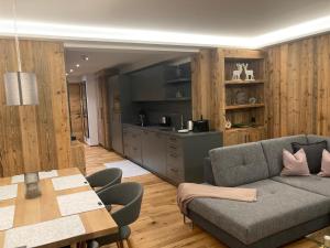 salon z kanapą i stołem w obiekcie Lodge14 w mieście Kirchberg in Tirol