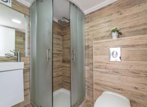a bathroom with a shower and a toilet at Paamonim Studios in Jerusalem