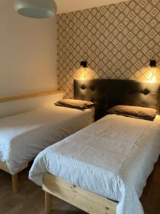 two beds sitting next to each other in a bedroom at L'Escale Normande in Saint-Jean-des-Champs