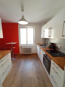 A kitchen or kitchenette at Rare à Colmar - Appartement Champ de Mars vue sur Parc - 70m2 - 2 chambres