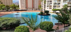 an overhead view of a large blue swimming pool with buildings at VISTAMAR 33 in Benidorm