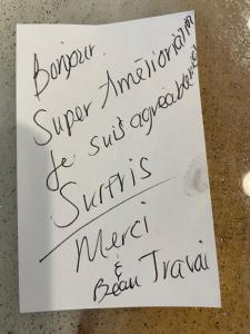 un trozo de papel con letra. en Motel du rosier, en Baie-Comeau