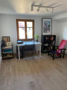 ein Wohnzimmer mit einem Tisch und 2 Stühlen in der Unterkunft Appartement 3 pieces centre du Hohwald # 201 in Le Hohwald