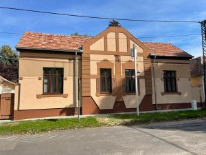 una pequeña casa al lado de una calle en Kovács Apartmanház, en Kiskunhalas