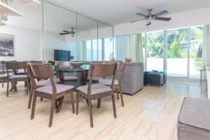 - une salle à manger avec une table et des chaises dans l'établissement Girasole Apartments, à Miami Beach