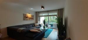 sala de estar con sofá y ventana grande en Appt centre ville "Parc Olympe de Gouges" avec garage en Annemasse