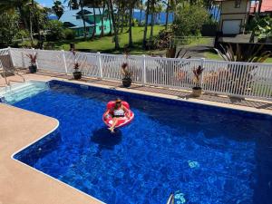 eine Person in einem Floß in einem Schwimmbad in der Unterkunft Ala Kai Bed and Breakfast in Keaau