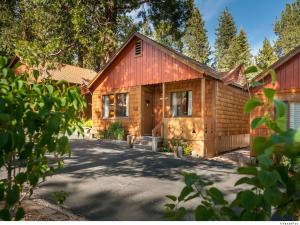 uma casa de madeira com uma entrada em Cedar Glen Lodge em Tahoe Vista