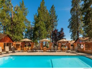 Bazén v ubytování Cedar Glen Lodge nebo v jeho okolí