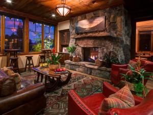 Posezení v ubytování Cedar Glen Lodge + 8 fotografií