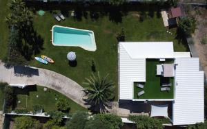ヴィエステにあるVilla Miami Viesteの家屋とスイミングプールの景色を望めます。