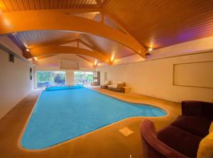 einen großen Pool im Wohnzimmer in der Unterkunft Coach house in Woking