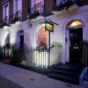 una señal de hotel frente a un edificio en Swinton Hotel en Londres