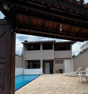 uma vista para uma casa com piscina em Casa de Praia com piscina em Boiçucanga