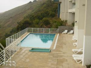a swimming pool on the side of a building at Departamento Reñaca FRENTE AL MAR in Viña del Mar