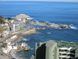 una vista aérea de la ciudad y el océano en Departamento Reñaca FRENTE AL MAR, en Viña del Mar