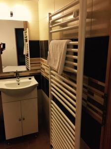 a bathroom with a sink and a mirror at Zempléni Pitvaros Pihenő in Telkibánya