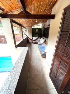 einen Balkon mit Hängematte in einem Haus in der Unterkunft Casa de Praia com piscina in Boicucanga