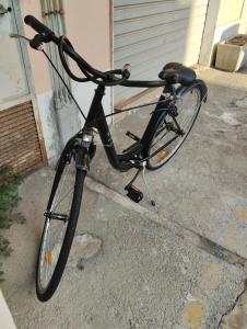シラクーサにあるCasa del roncoの家の前に停められた黒自転車