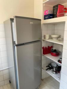 een roestvrijstalen koelkast in een keuken met planken bij Cosy appartement au super centre ville avec vue partielle sur le parc in Agadir
