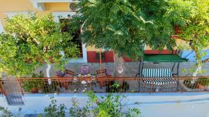 een huis met een patio met stoelen en een tafel bij Pitini Sevasti house in Symi