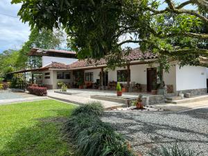 キンバヤにあるHotel Campestre Nogal de Cafetalの庭付きの家