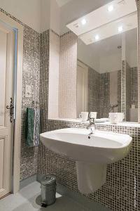 y baño con lavabo blanco y espejo. en Maison au Loup - Superbe ancien hotel particulier du XVIe siècle au cœur de la vieille ville du Puy, en Le Puy en Velay