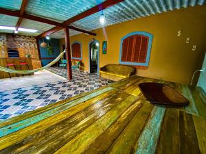 Casa Luke Paraty - Praia e cachoeira في باراتي: صالة بولينج مع أرضية خشبية في الغرفة