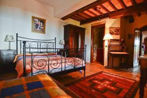una camera con letto e scala di Villa Podere Antico con piscina a Civitella Del Lago