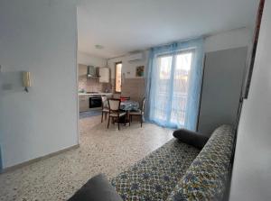 a living room with a couch and a table at Appartamento Ponente in Balestrate